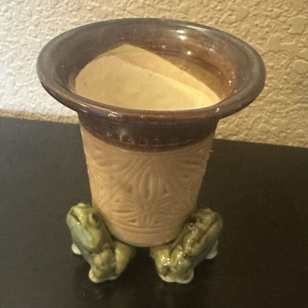 Green Tree Frogs Holding Ceramic Art Pottery Vase / Planter Brown Glaze Vintage - Picture 4 of 8